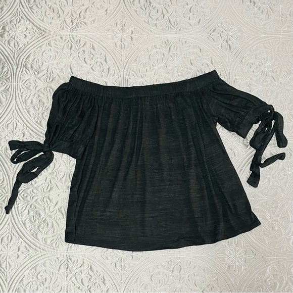 Gibson Off Shoulder Blouse with Tie In Sleeves - Picture 2 of 8